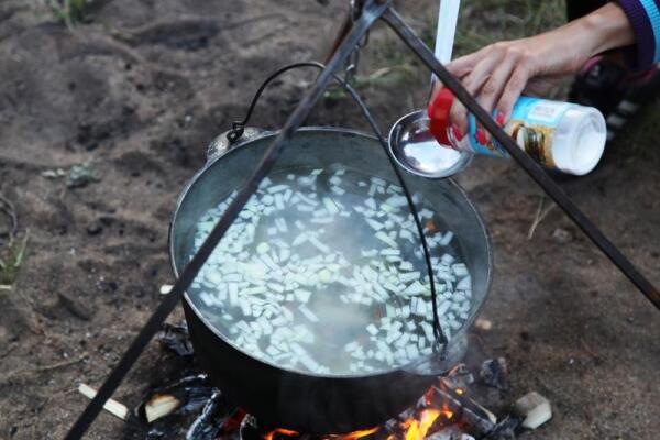 Затем в кипящую воду всыпали соль