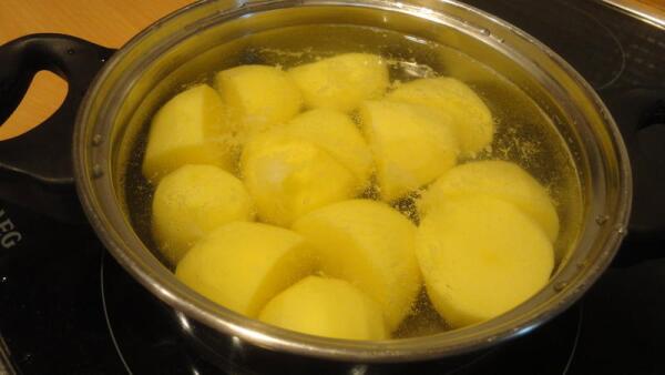 Пока шалтибарщай настаивается, чистим 5-6 картофелин и ставим их вариться