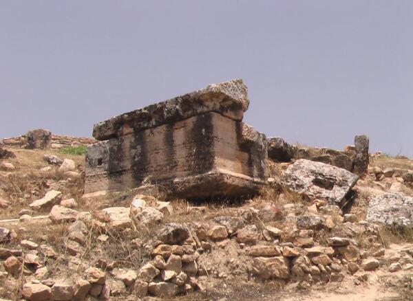 Саркофаг около Мртирия