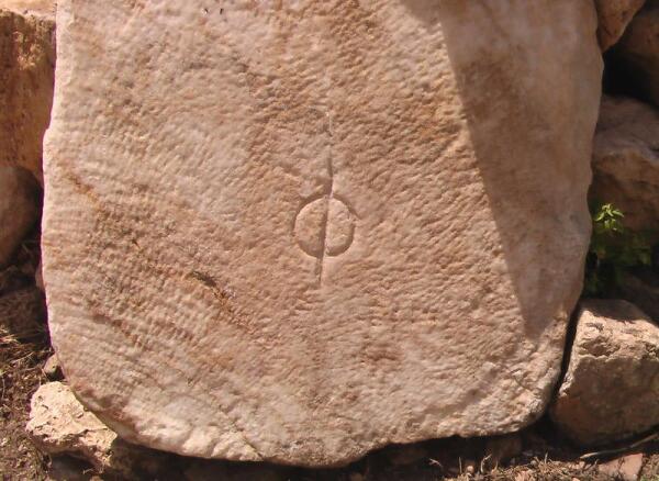 Знак на мраморе