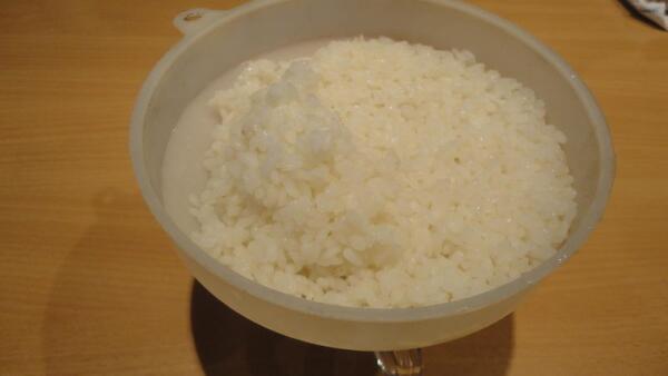 Рис отвариваем немного (минут 5) и откидываем на ситечко, чтобы он стек и остыл