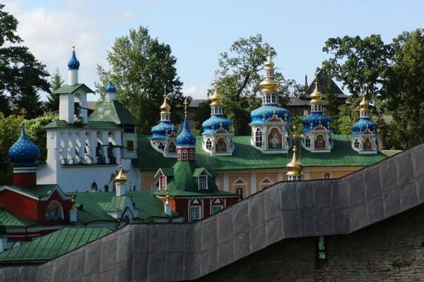 Вид Псково-Печорского монастыря