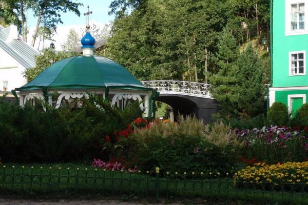 Вид Псково-Печорского монастыря