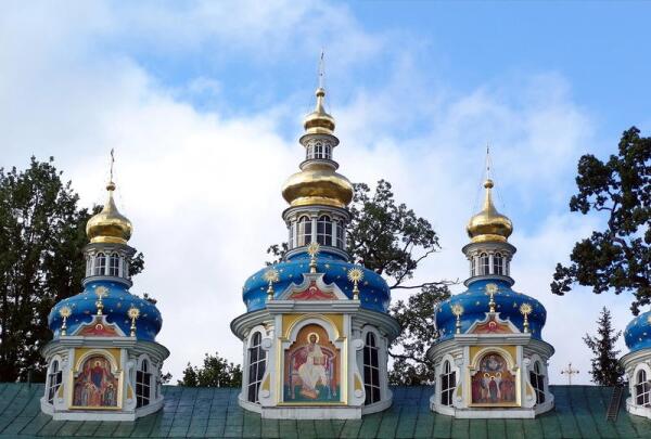 Вид Псково-Печорского монастыря
