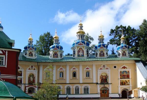 Вид Псково-Печорского монастыря