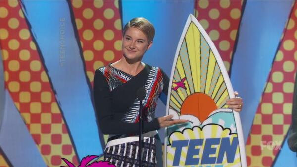 Шейлин Вудли получает одну из своих многочисленных наград