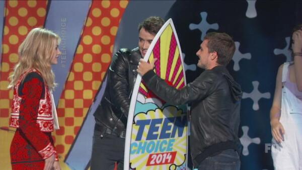 Джош Хатчерсон получает награду за вторую часть 