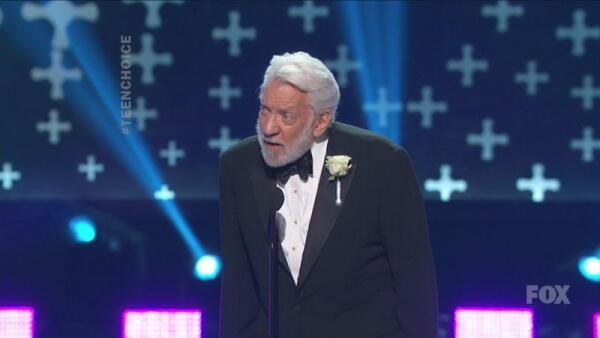 Вы назвали меня злодеем года? Моя жена просила передать, что согласна с вами! - сказал Дональд Сазерленд и бросил в зал горсть ядовитых ягод