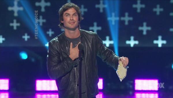 Йен Сомерхалдер попытался успокоить приветствующую его толпу: 