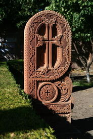 Буква армянского алфавита в форме хачкара
