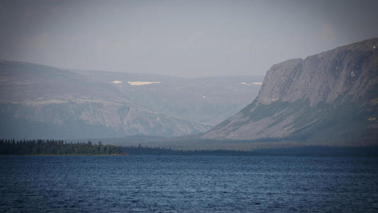 Утренний вид из окна моей комнаты. За голубой рябью Ловозера – отвесные стены Ловозёрских тундр. Слева – гора Нинчурт, справа – гора Куамдеспахк.