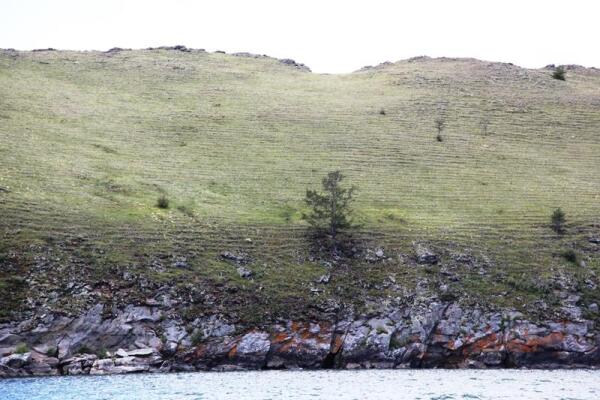 Берег Ольхона, выглаженный неиствующей 