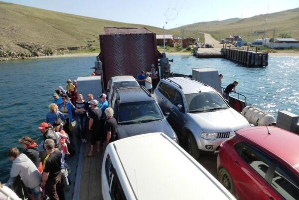 Единственный способ добраться до Ольхона на машине - автомобильный паром