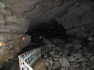 Воронцовские пещеры в Сочи. Не кости ли туриста выложены там на всеобщее обозрение?
