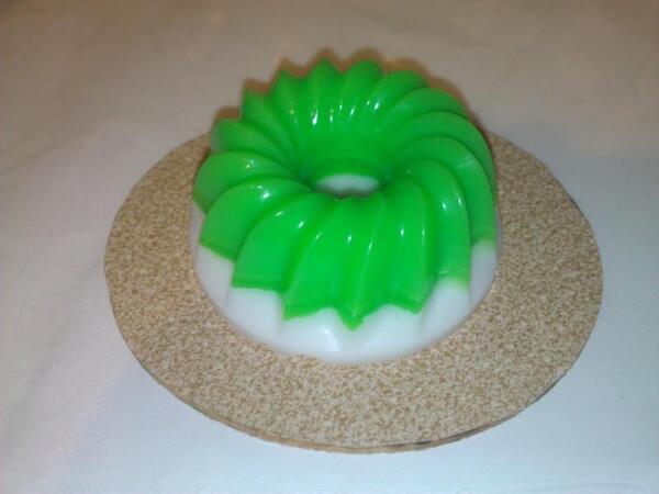 Готовое мыло двух цветов.