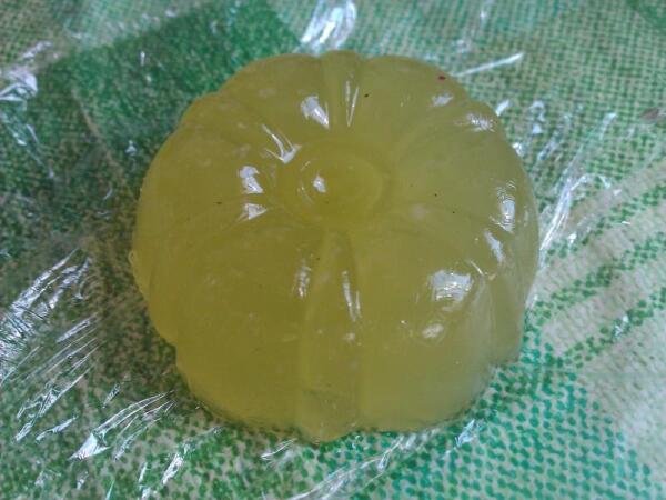 Мыло без диоксида титана и красителей. Добавки и масла дают свои оттенки.