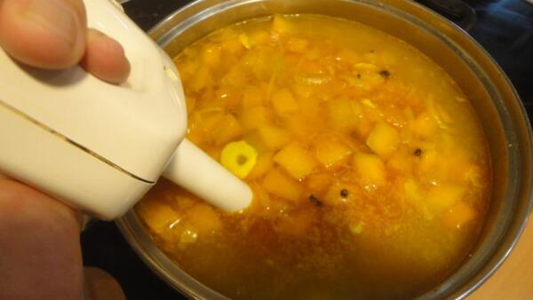 С помощью блендера пюрируем суп