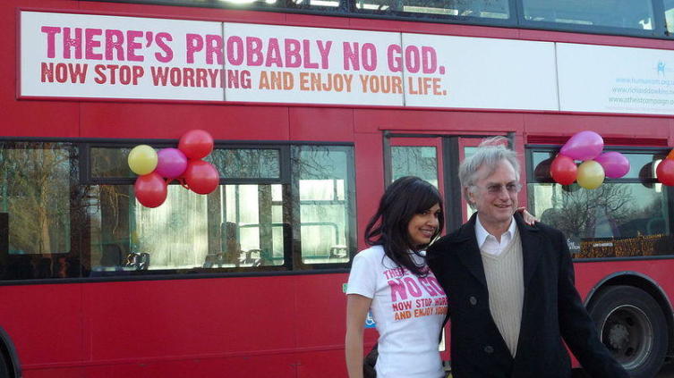 Докинз и Эриан Шерин на открытии Атеистической рекламной кампании на автобусах