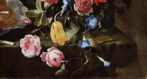 Джузеппе Рекко, Натюрморт с розами, тюльпанами и другими цветами в стеклянной вазе с выпечкой и сладостями на оловянном блюде, фрагмент «Цветы»