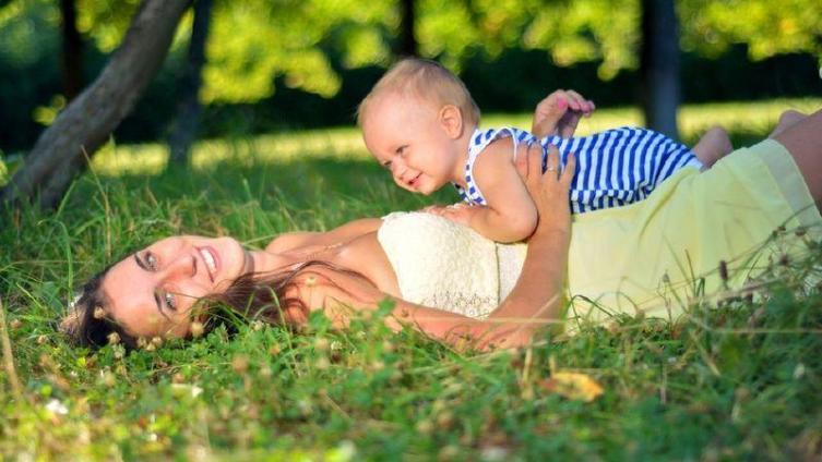 В объективе - мягкость маминых рук