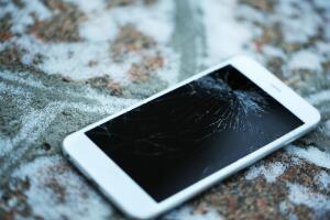 Как защитить iPhone от повреждений при падении?