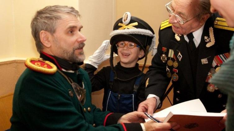 На презентации книги автор был одет в исторический костюм поручика пехотной артиллерии 1-й половины 19 века