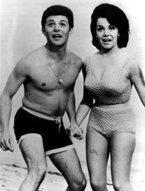 Даже в начале 1960-х бикини не приветствовалось. На фото Фрэнки Авалон и Аннет Фуничелло из телефильма 