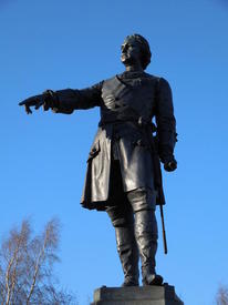 Через правое плечо императора перекинута орденская лента, на его груди - Андреевская звезда