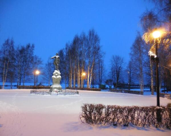 В Петрозаводске памятник Петру I установлен на набережной Онежского озера