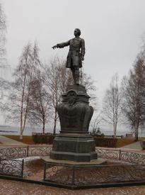 Императору Петру Великому основателю Петрозаводска