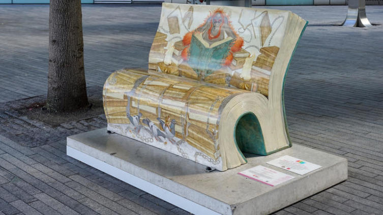 Скульптура, посвященная циклу «Плоский мир», Лондон, 2014 год