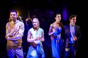 Когда можно побыть счастливым? О спектакле «Озеро» в «Гоголь-центре»