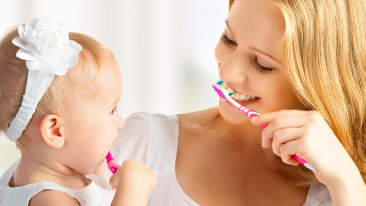 Чем чистили зубы раньше и чем чистят теперь?