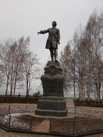 И куда это, интересно, тыкает своим пальцем император?