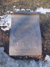 На мемориальной доске, что в нескольких десятках метров перед памятником, про него всё-всё расписано