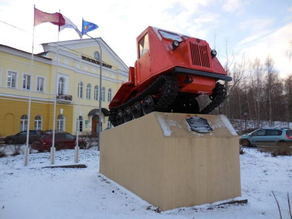 Первенец карельского тракторостроения, трелевочник ТДТ-40. За ним - деловой центр 