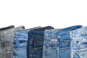 Для чего в джинсах пришит маленький карманчик?