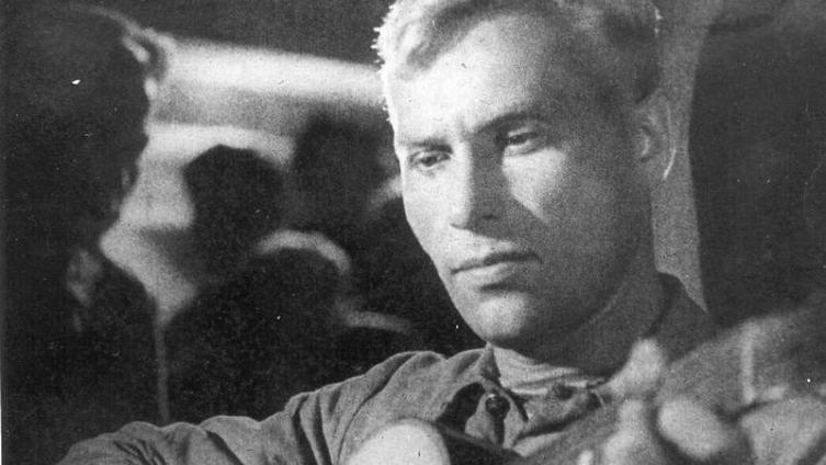 Марк Бернес поёт «Тёмную ночь» в фильме «Два бойца» (1943).