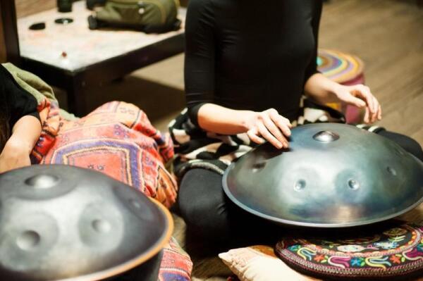 Девушка с хангом