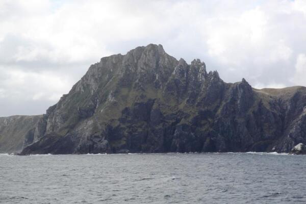 Неприветливый тут берег