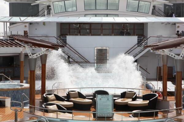 Корабельный бассейн раскачался всерьез