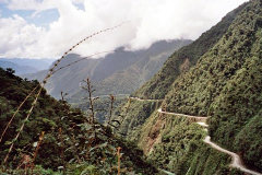 Самая опасная дорога в мире находится в Боливии. Ежегодно на сравнительно небольшом участке в 70 км здесь гибнет 100—200 человек.