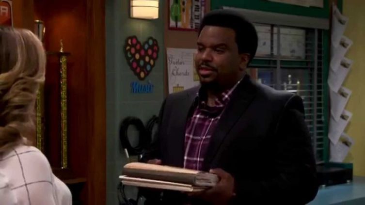 Какие сериалы смотреть с августа? «Мистер Робинсон», «Покажи мне героя» 