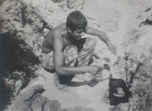 Касимыч сам один (ему же не досталось!) жарит пышечки в цинке из-под патронов