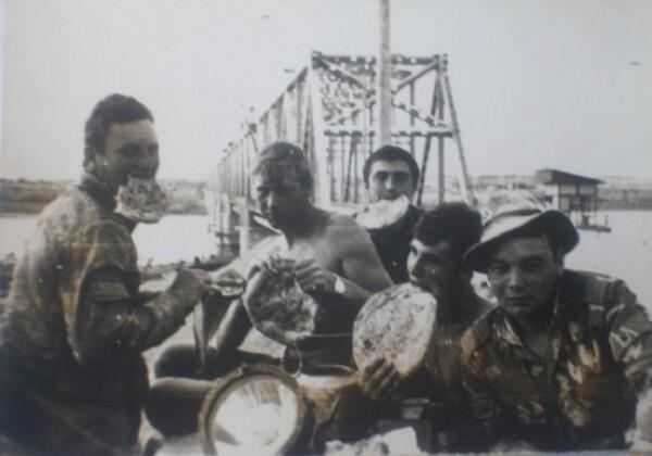 Прототип одного из персонажей рассказа (Чека) - прямо по центру снимка, на фоне хайратонского моста через Аму-Дарью, с лепешкой в зубах. Крайний слева (тоже с лепешкой) - Санек