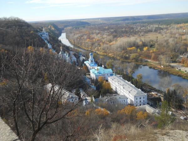 Вид на Свято-Успенскую Лавру с площадки мемориального комплекса.