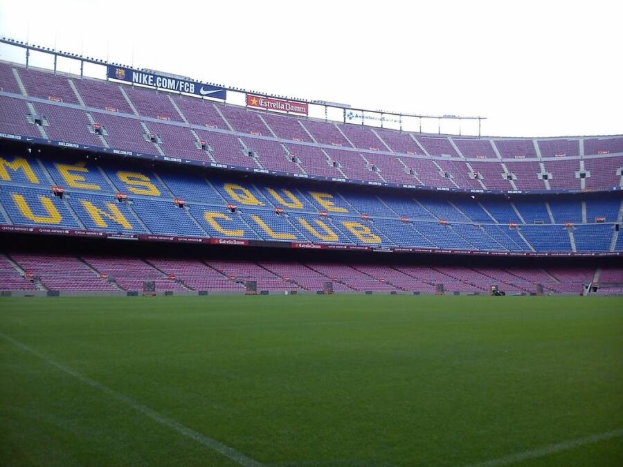 Футбольное поле стадиона Camp Nou