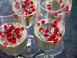Стоит ли наливать Деду Морозу шампанское вместо водки? 50 000 000 радостных пузырьков