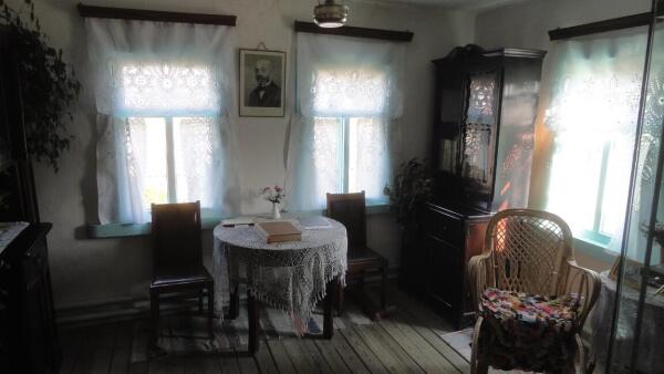 Интерьер Дома-музея. Между окон - портрет Л. Заменгофа