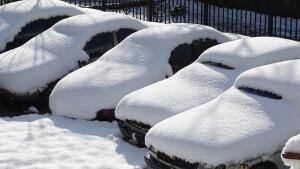 Автолюбителю на заметку. Что делать, если ваш автомобиль повредило упавшим снегом?
